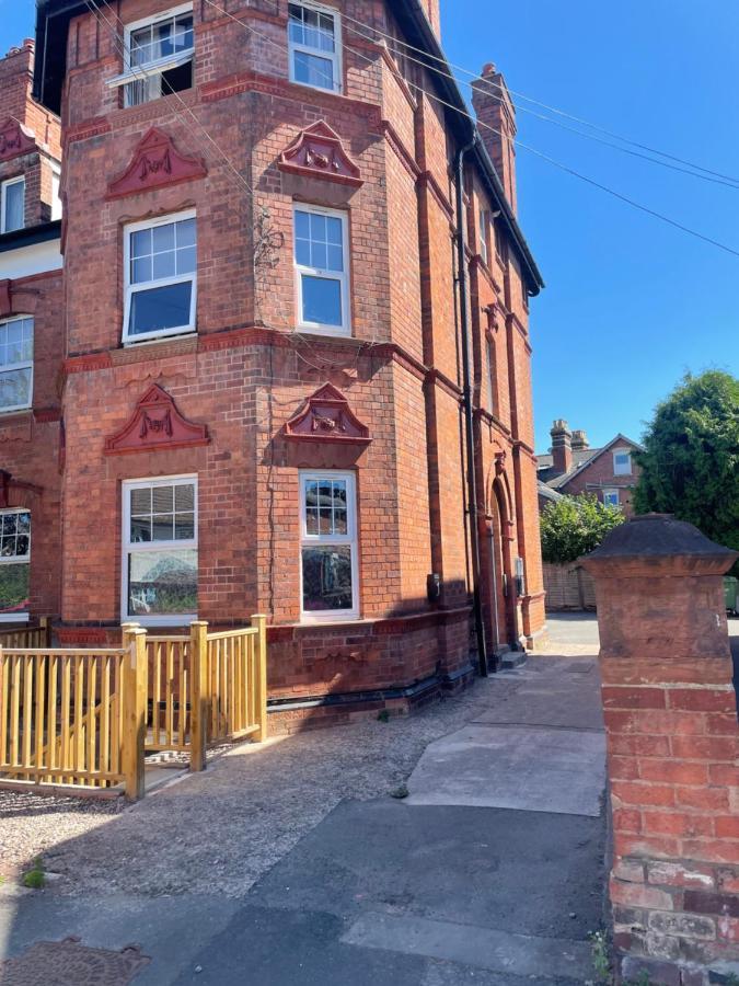 Quaint Central Basement Apartment Hereford Exterior photo